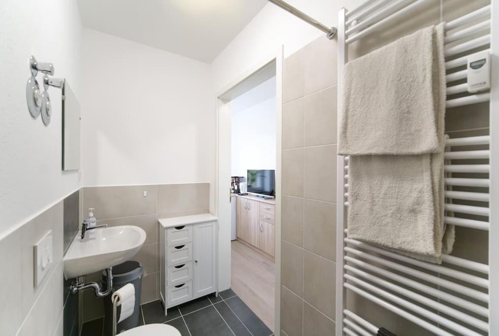Preiswertes Modernes Gaestezimmer In Aue Bad-Schlema Exterior foto